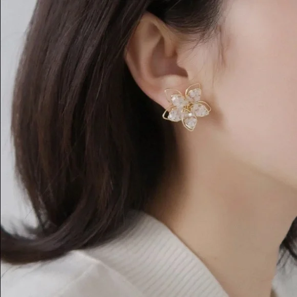 🌟 Beautiful Crystals Flower Earrings Stud Gold Plated - Picture 3 of 4